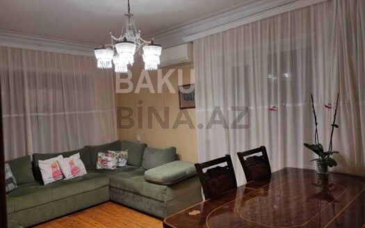 3 Room Old Apartment for Sale in Baku