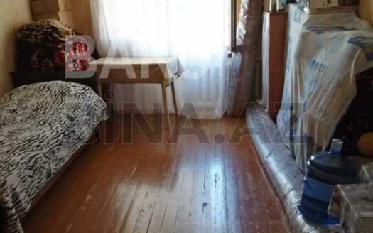 5-Room Old Apartment for Sale in Baku