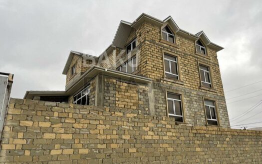 10 Room House / Villa for Sale in Baku
