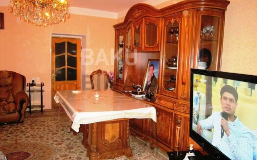 3 Room Old Apartment for Sale in Baku