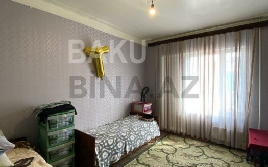 4 Room Old Apartment for Sale in Baku