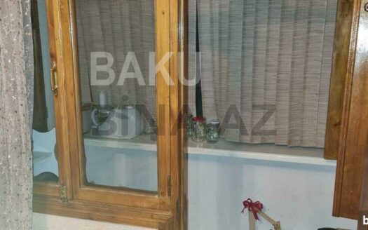 5-Room Old Apartment for Sale in Ganja