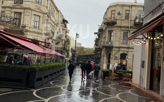 1 Room Old Apartment for Sale in Baku