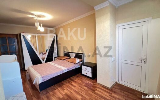 5-Room Old Apartment for Sale in Baku