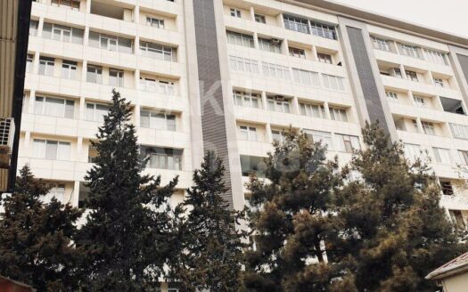 3 Room Old Apartment for Sale in Baku