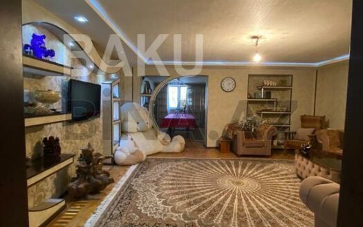 5-Room Old Apartment for Sale in Baku