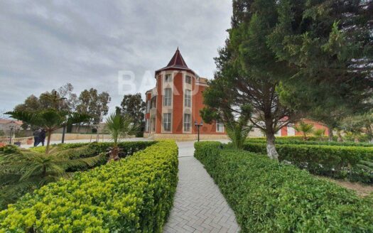7 Room House / Villa for Sale in Baku