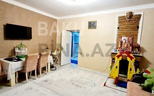3 Room Old Apartment for Sale in Baku