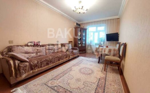 3 Room Old Apartment for Sale in Baku