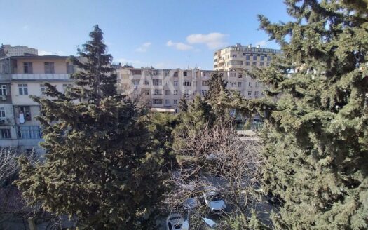 3 Room Old Apartment for Sale in Baku