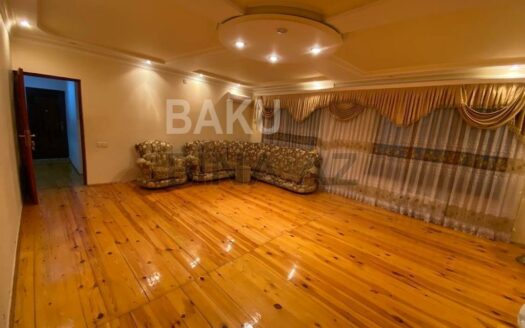 5-Room Old Apartment for Sale in Baku