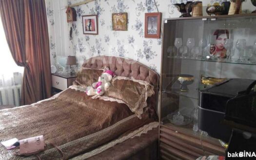 4 Room Old Apartment for Sale in Baku