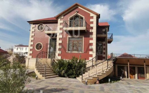 7 Room House / Villa for Sale in Baku