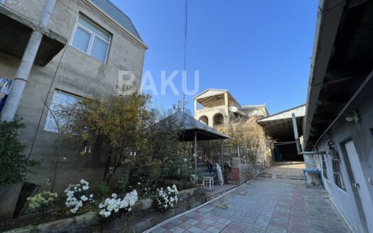7 Room House / Villa for Sale in Baku