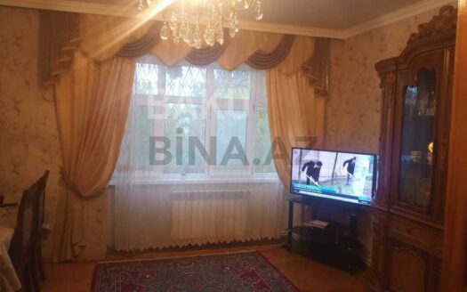 3 Room Old Apartment for Sale in Baku