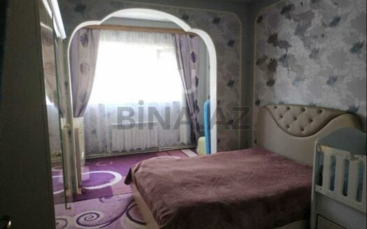 4 Room Old Apartment for Sale in Baku