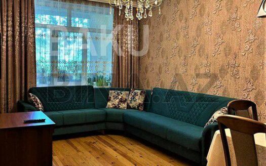 4 Room Old Apartment for Sale in Baku