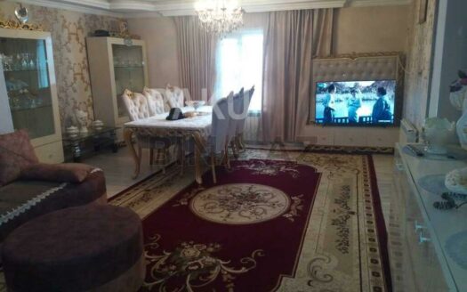 8 Room House / Villa for Sale in Baku