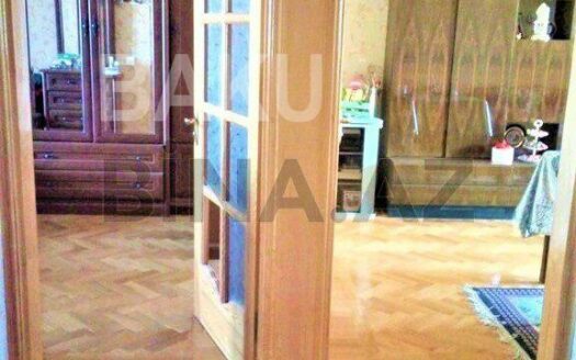 3 Room Old Apartment for Sale in Baku