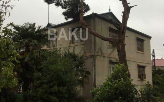 8 Room House / Villa for Sale in Baku