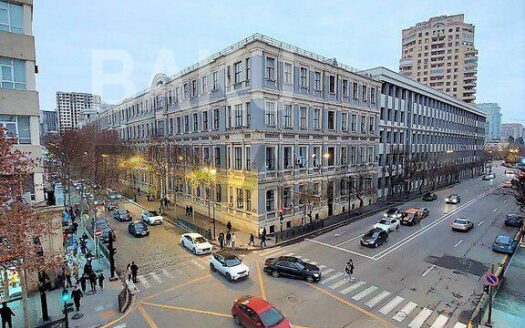 3 Room Old Apartment for Sale in Baku