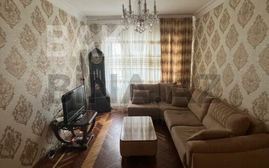 4 Room Old Apartment for Sale in Baku