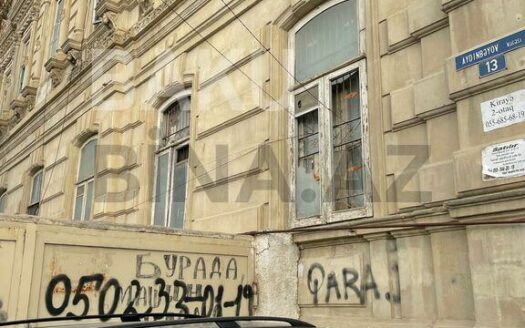 5-Room Old Apartment for Sale in Baku