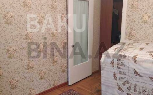 4 Room Old Apartment for Sale in Baku