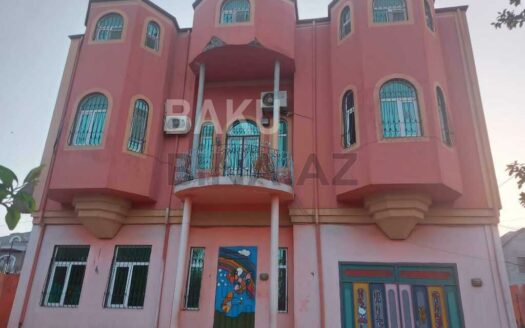 10 Room House / Villa for Sale in Baku