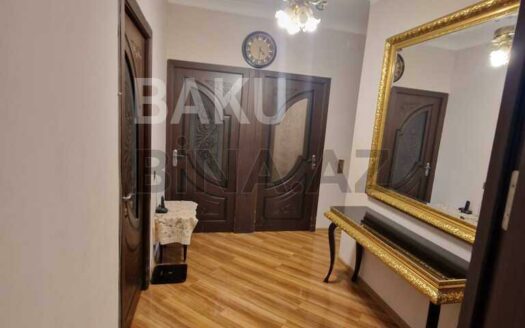 4 Room Old Apartment for Sale in Baku