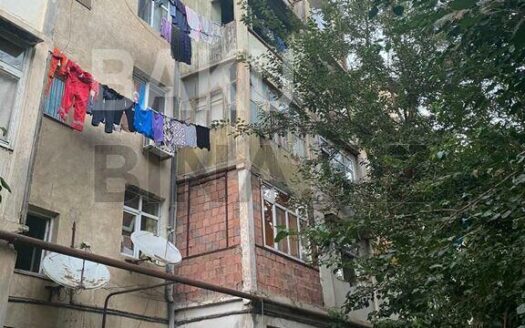 3 Room Old Apartment for Sale in Baku