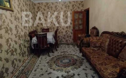 4 Room Old Apartment for Sale in Baku