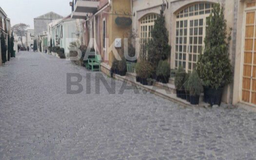8 Room House / Villa for Sale in Baku