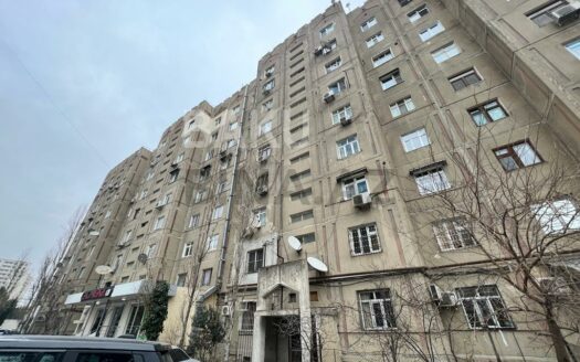 5-Room Old Apartment for Sale in Baku