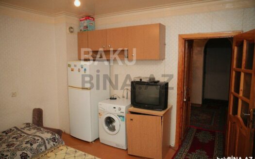 4 Room Old Apartment for Sale in Baku