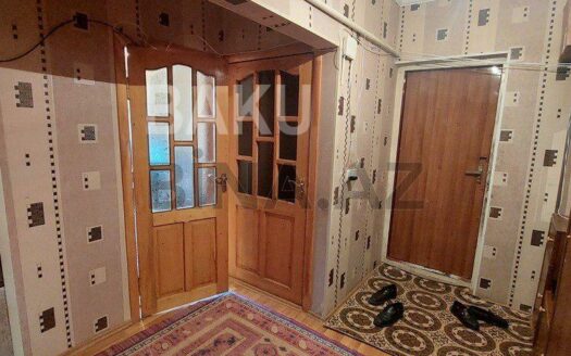 3 Room Old Apartment for Sale in Baku