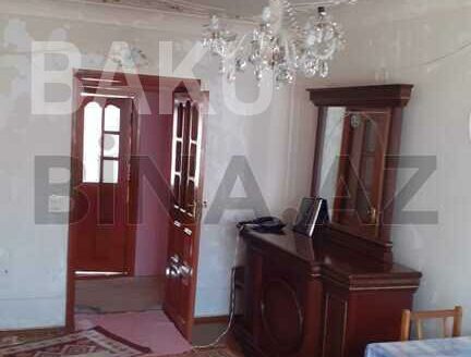 4 Room Old Apartment for Sale in Baku