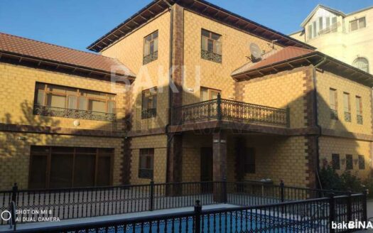 7 Room House / Villa for Sale in Baku