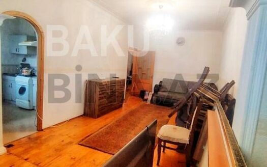 3 Room Old Apartment for Sale in Baku
