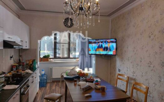 2 Rooms Old Apartment for Sale in Baku