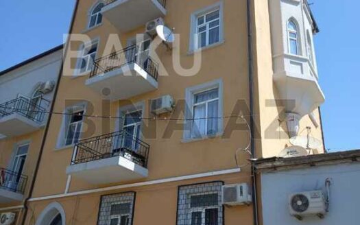 5-Room Old Apartment for Sale in Baku