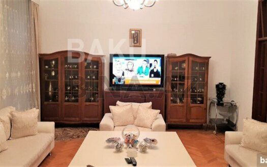 4 Room Old Apartment for Sale in Baku