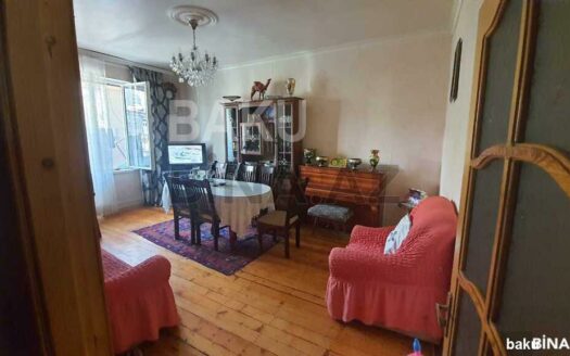 3 Room Old Apartment for Sale in Baku