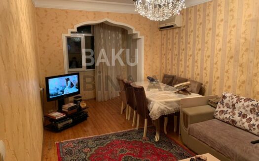 4 Room Old Apartment for Sale in Baku