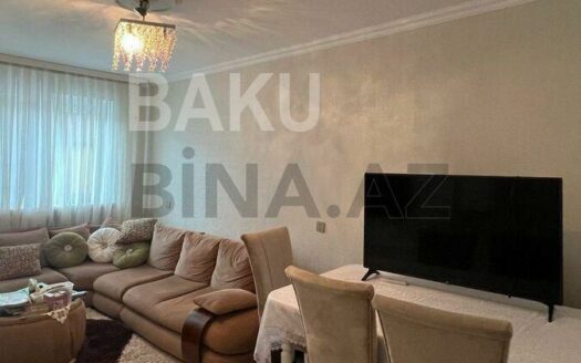 5-Room Old Apartment for Sale in Baku