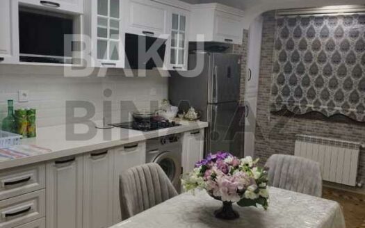 4 Room Old Apartment for Sale in Baku