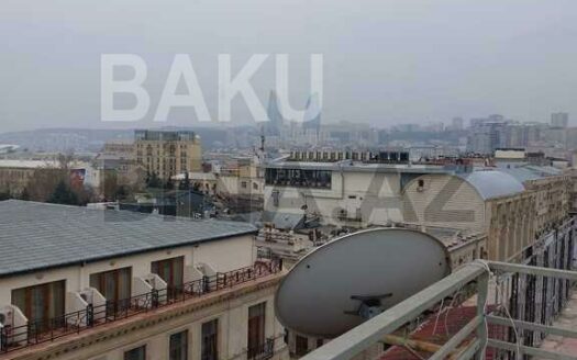 4 Room Old Apartment for Sale in Baku