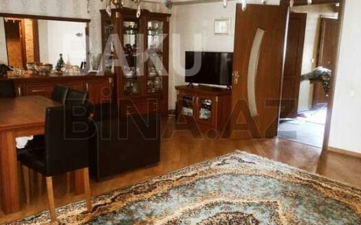 4 Room Old Apartment for Sale in Baku