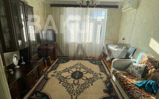 5-Room Old Apartment for Sale in Baku