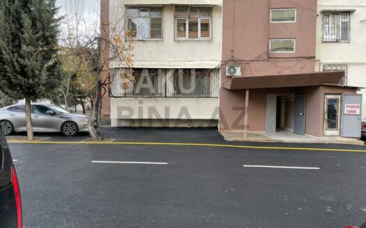 3 Room Old Apartment for Sale in Baku